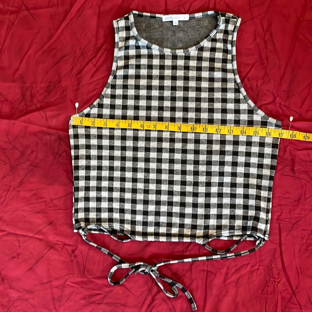 Gingham polyester blend sleeveless top. Large.